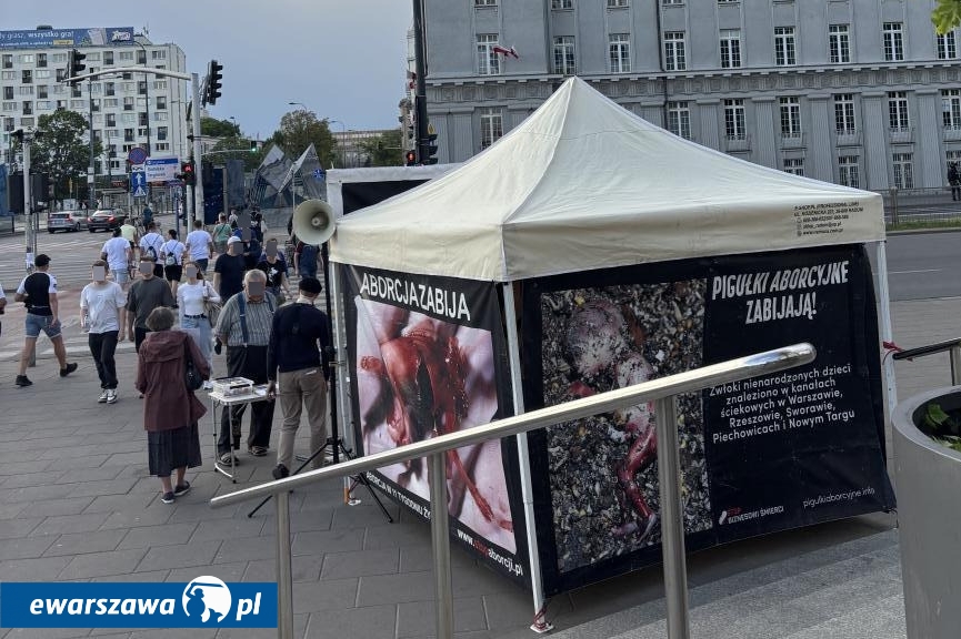 Fundacja Pro-prawo do życia pod Galerią Wileńską | fot. Bartosz Pańczyk