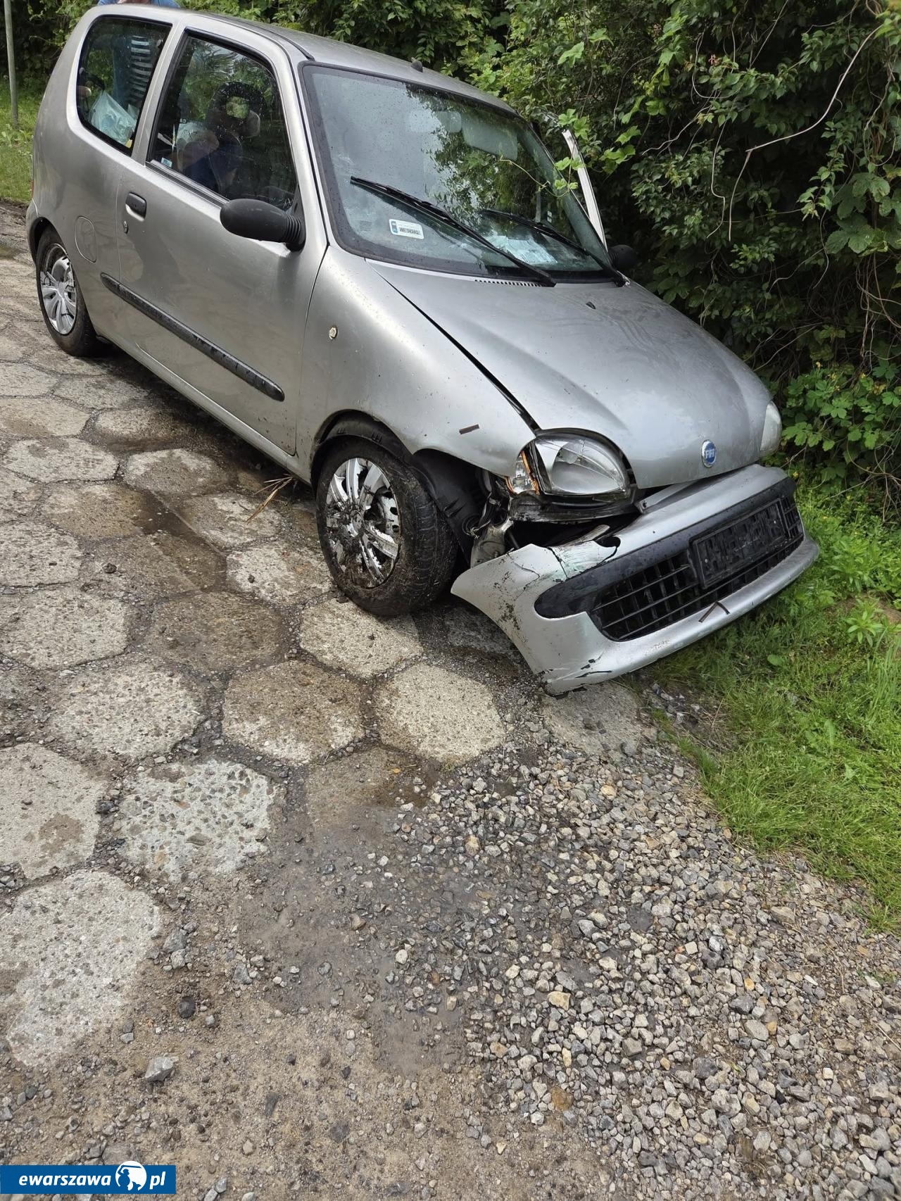 samochód w stawie | fot. OSP Wola Życka