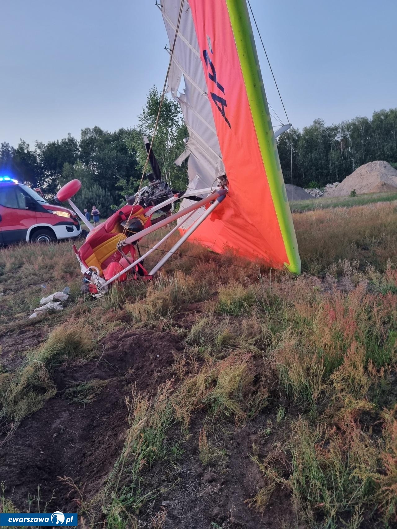 katastrofa motolotni | fot. OSP Radziejowice / facebook