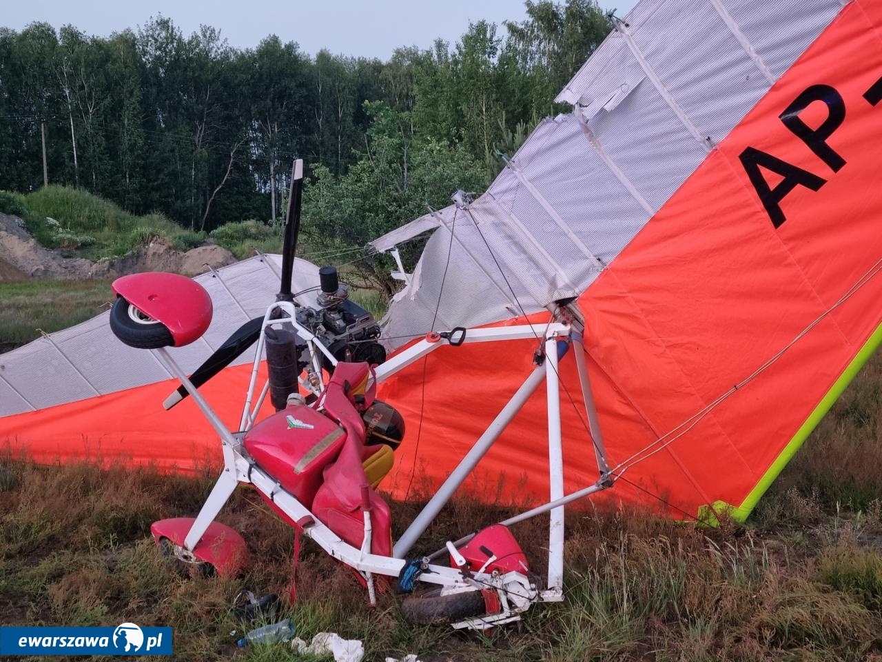 katastrofa motolotni | fot. OSP Radziejowice / facebook