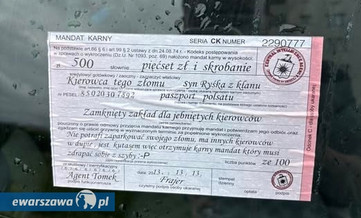 źle zaparkowany samochód z Zamościa | fot. Wiktor B / facebook