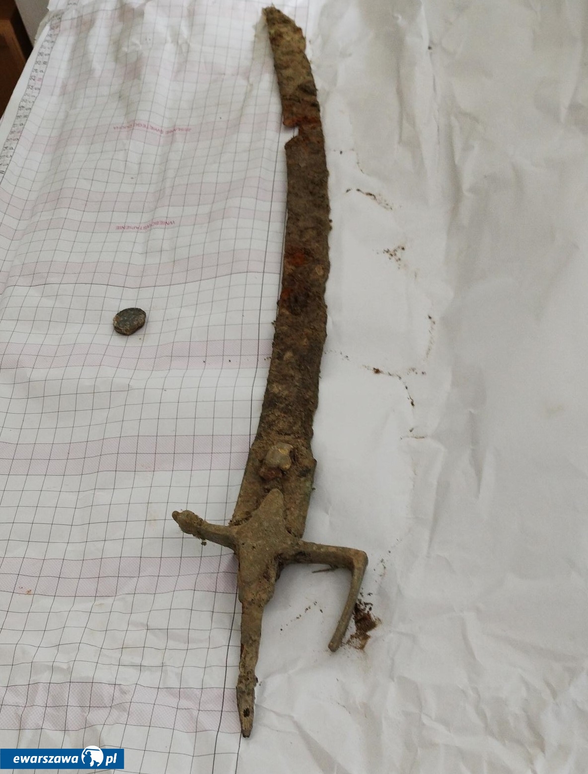 odnaleziona szabla | fot. facebook.com/stolecznykonserwatorzabytkow