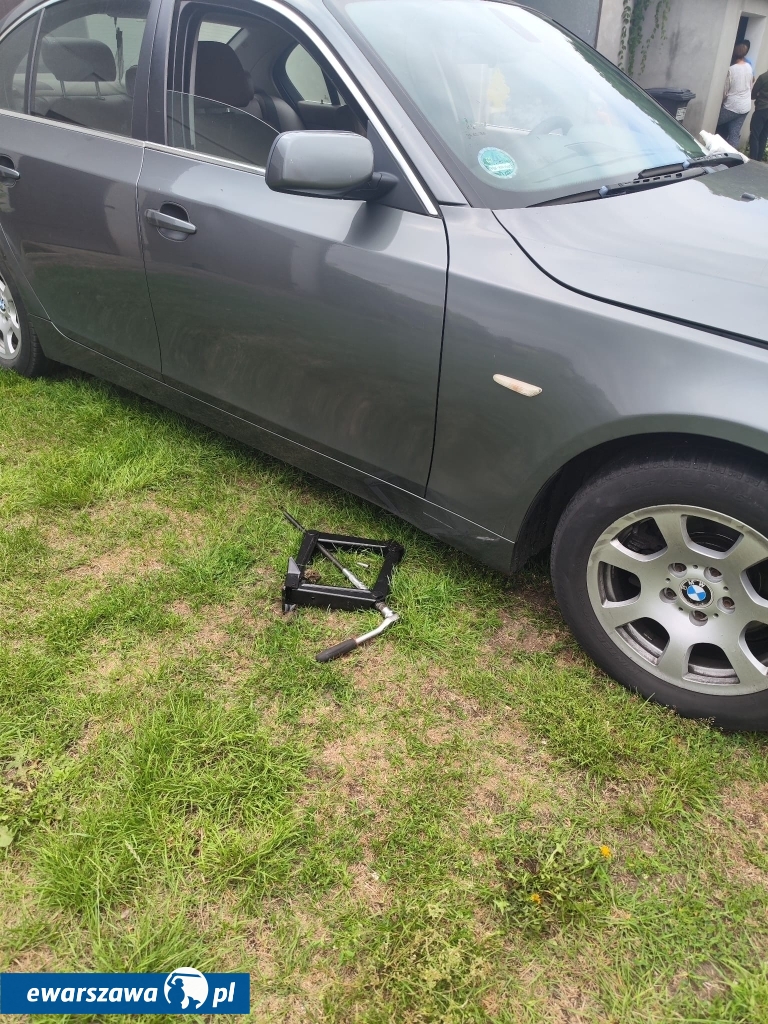 samochód, który przygniótł mechanika | fot. facebook.com/kppspsochaczew