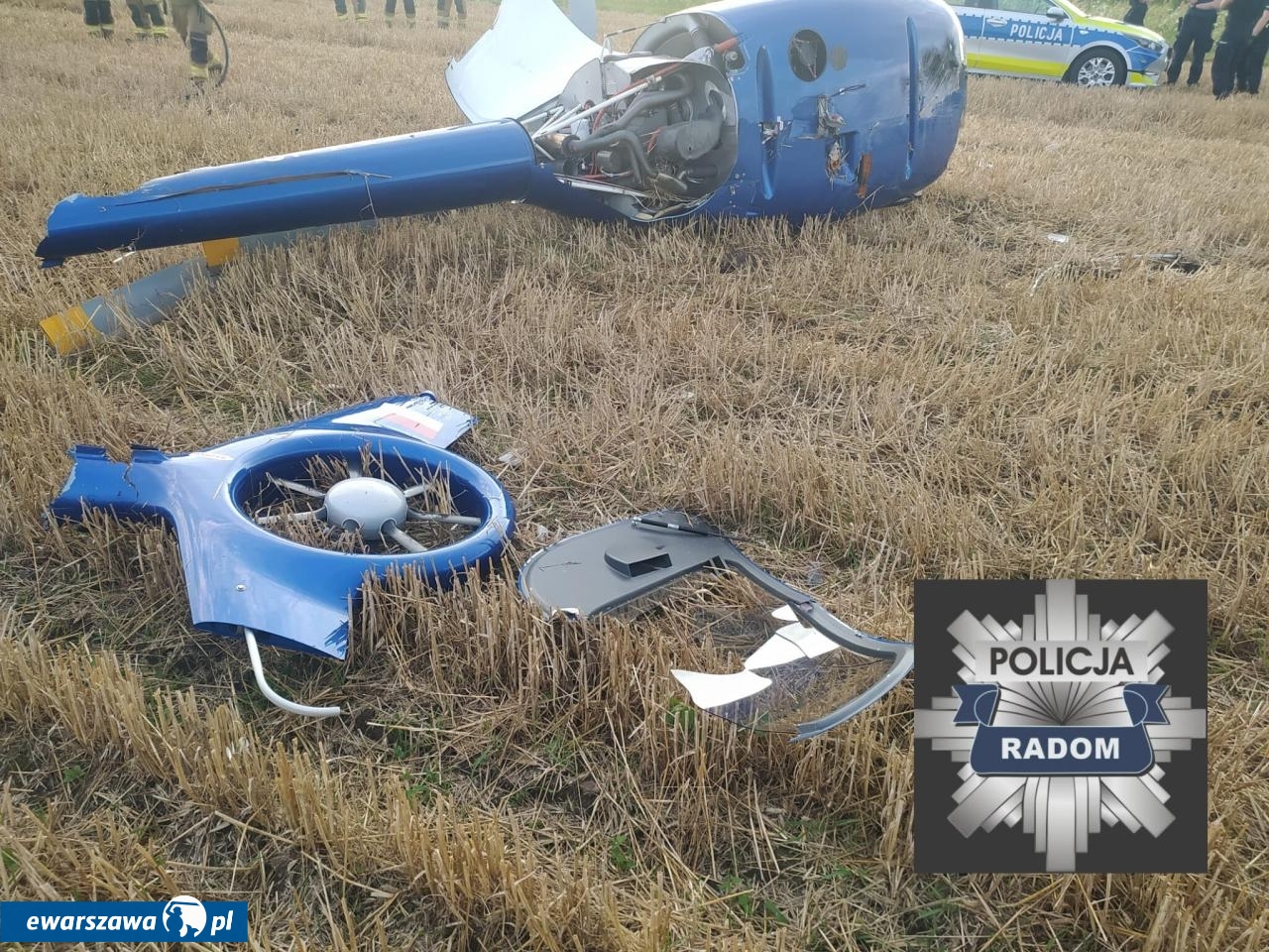 śmigłowiec, który rozbił się na polu | fot. Policja Radom/ Facebook