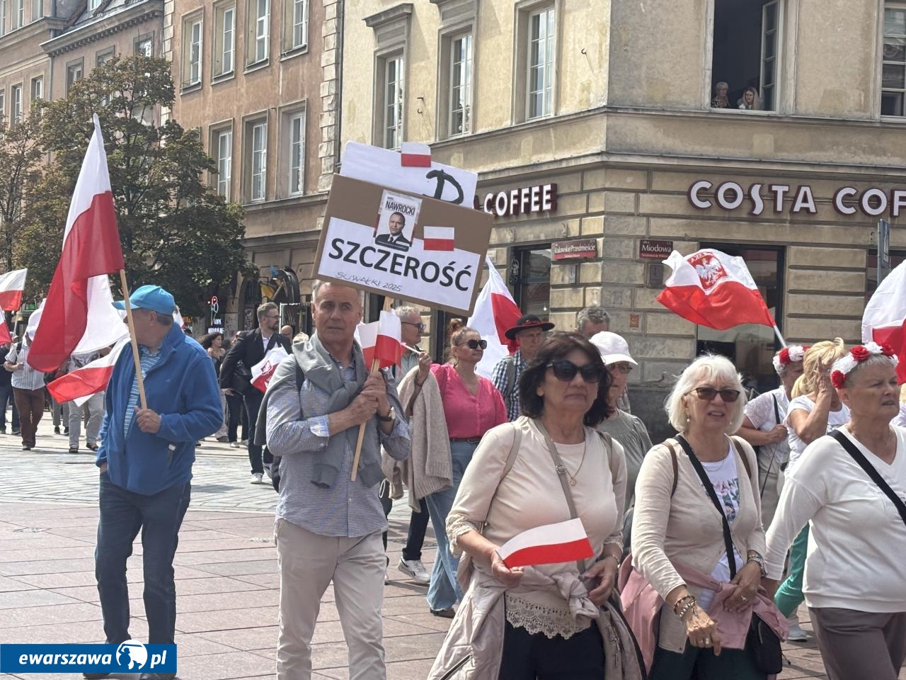 Tłumy z okazji zaprzysiężenia Karola Nawrockiego na Prezydenta Polski | fot. Bartosz Pańczyk