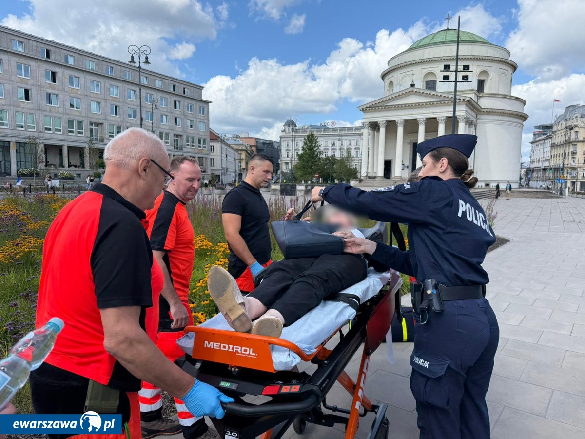 policja pomaga ludziom na uroczystościach związanych z zaprzysiężeniem Karola Nawrockiego | fot. ksp.policja.gov.pl