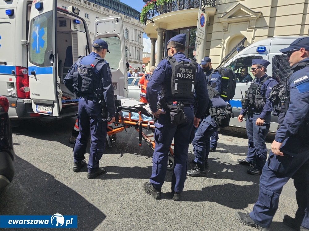 policja pomaga ludziom na uroczystościach związanych z zaprzysiężeniem Karola Nawrockiego | fot. ksp.policja.gov.pl