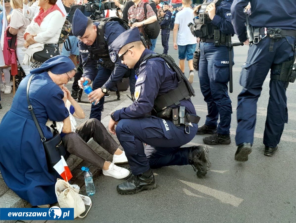 policja pomaga ludziom na uroczystościach związanych z zaprzysiężeniem Karola Nawrockiego | fot. ksp.policja.gov.pl
