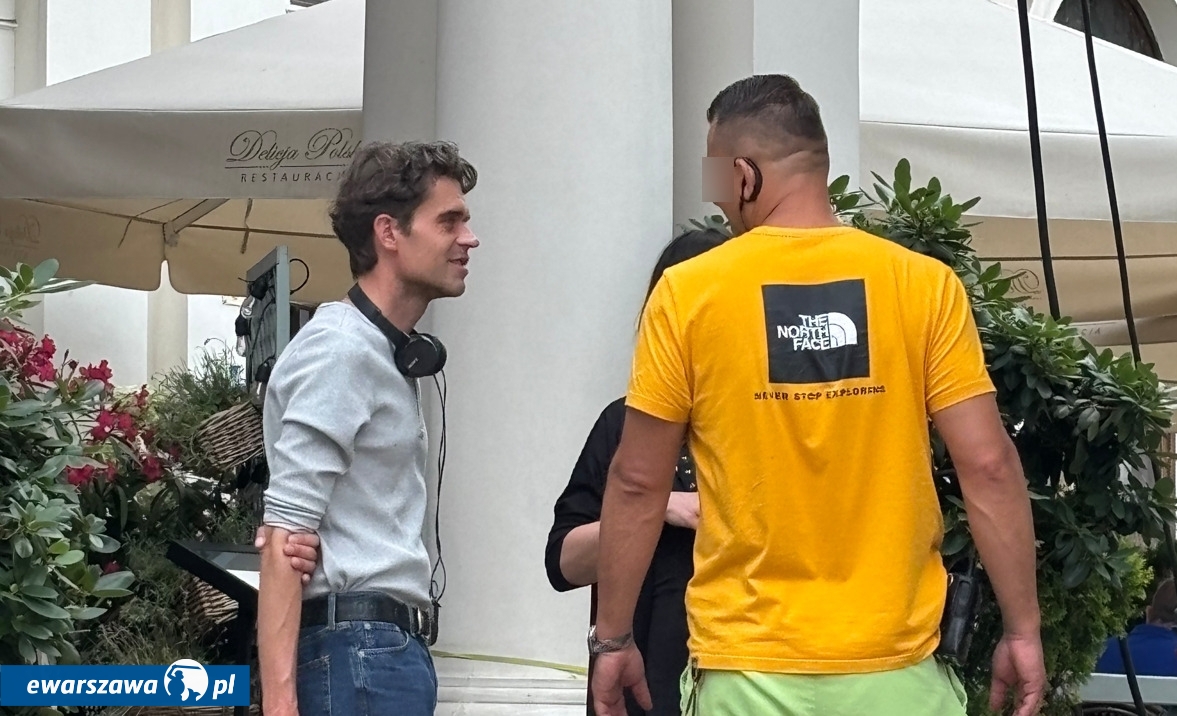 Jakub Czekaj na planie serialu "Czarna śmierć" na Krakowskim Przedmieściu | fot. Bartosz Pańczyk