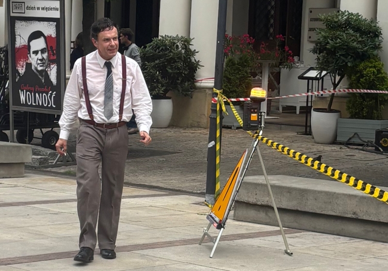 Tomasz Schimscheiner na planie serialu "Czarna śmierć" na Krakowskim Przedmieściu | fot. Bartosz Pańczyk