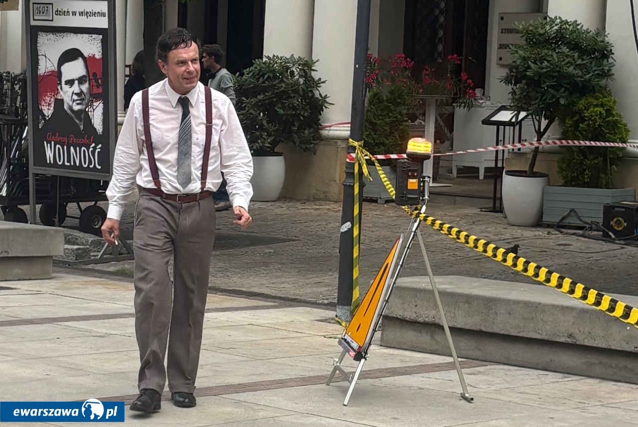 Tomasz Schimscheiner na planie serialu "Czarna śmierć" na Krakowskim Przedmieściu | fot. Bartosz Pańczyk