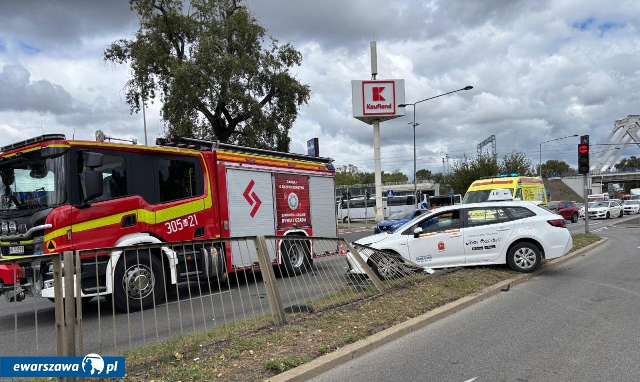 wypadek przy al. Solidarności 6 w Warszawie | fot. facebook.com/kmpspwarszawa