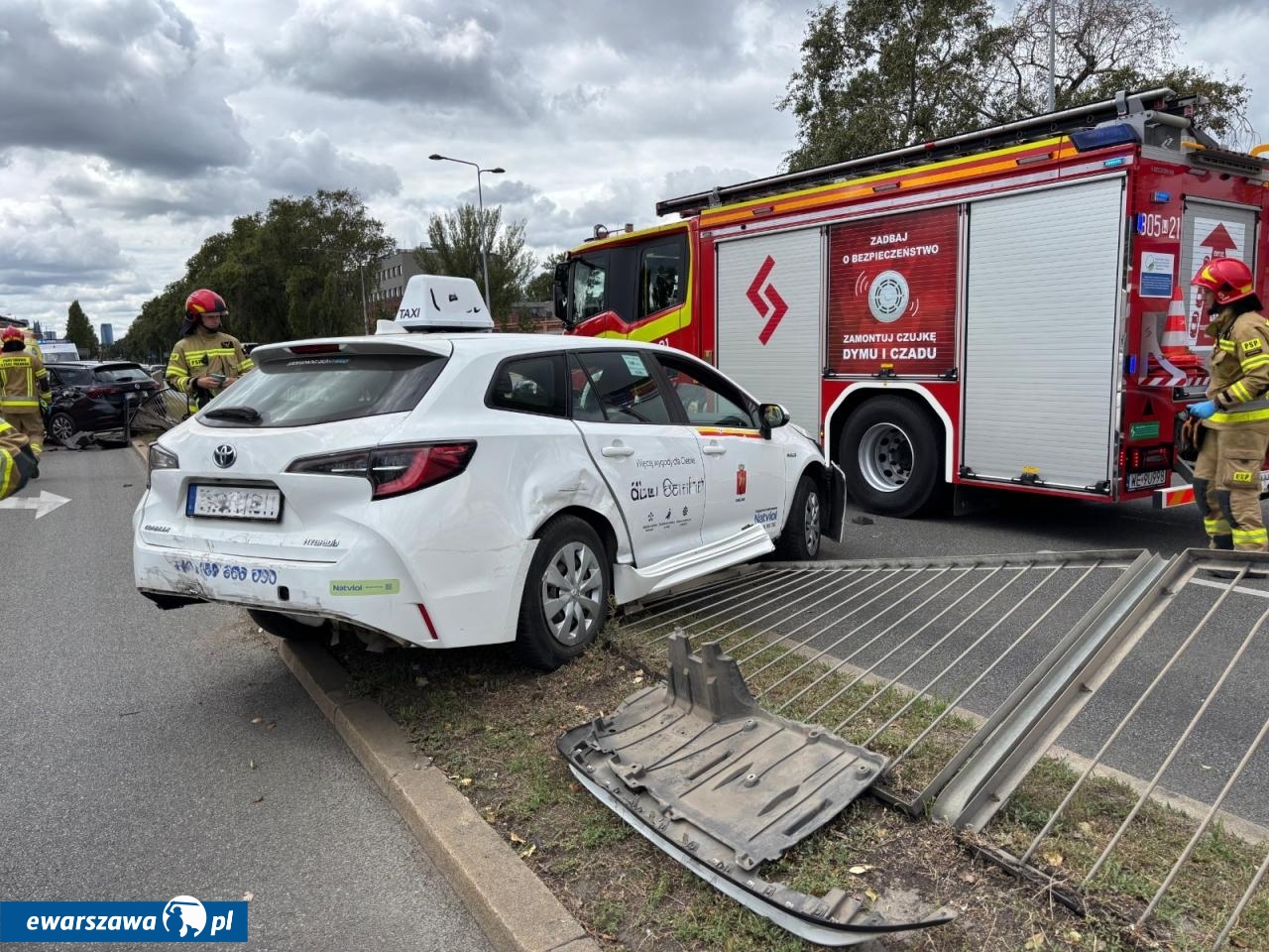 wypadek przy al. Solidarności 6 w Warszawie | fot. facebook.com/kmpspwarszawa