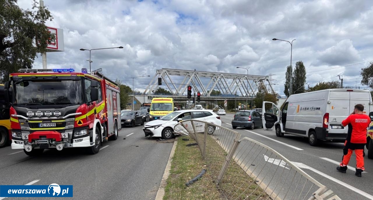wypadek przy al. Solidarności 6 w Warszawie | fot. facebook.com/kmpspwarszawa