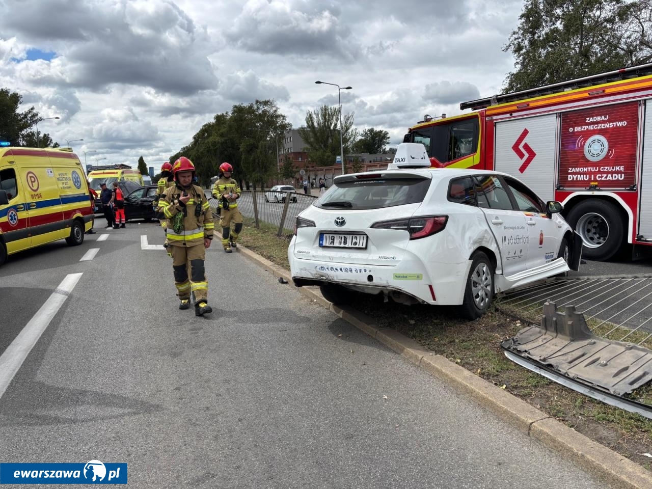 wypadek przy al. Solidarności 6 w Warszawie | fot. facebook.com/kmpspwarszawa
