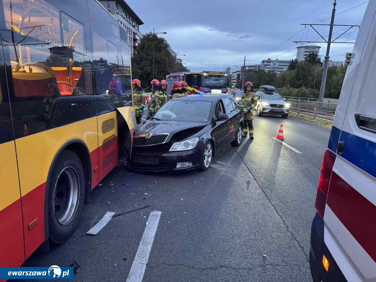 samochód wjechał w autobus | fot. x.com/PogRatunkoweWaw/