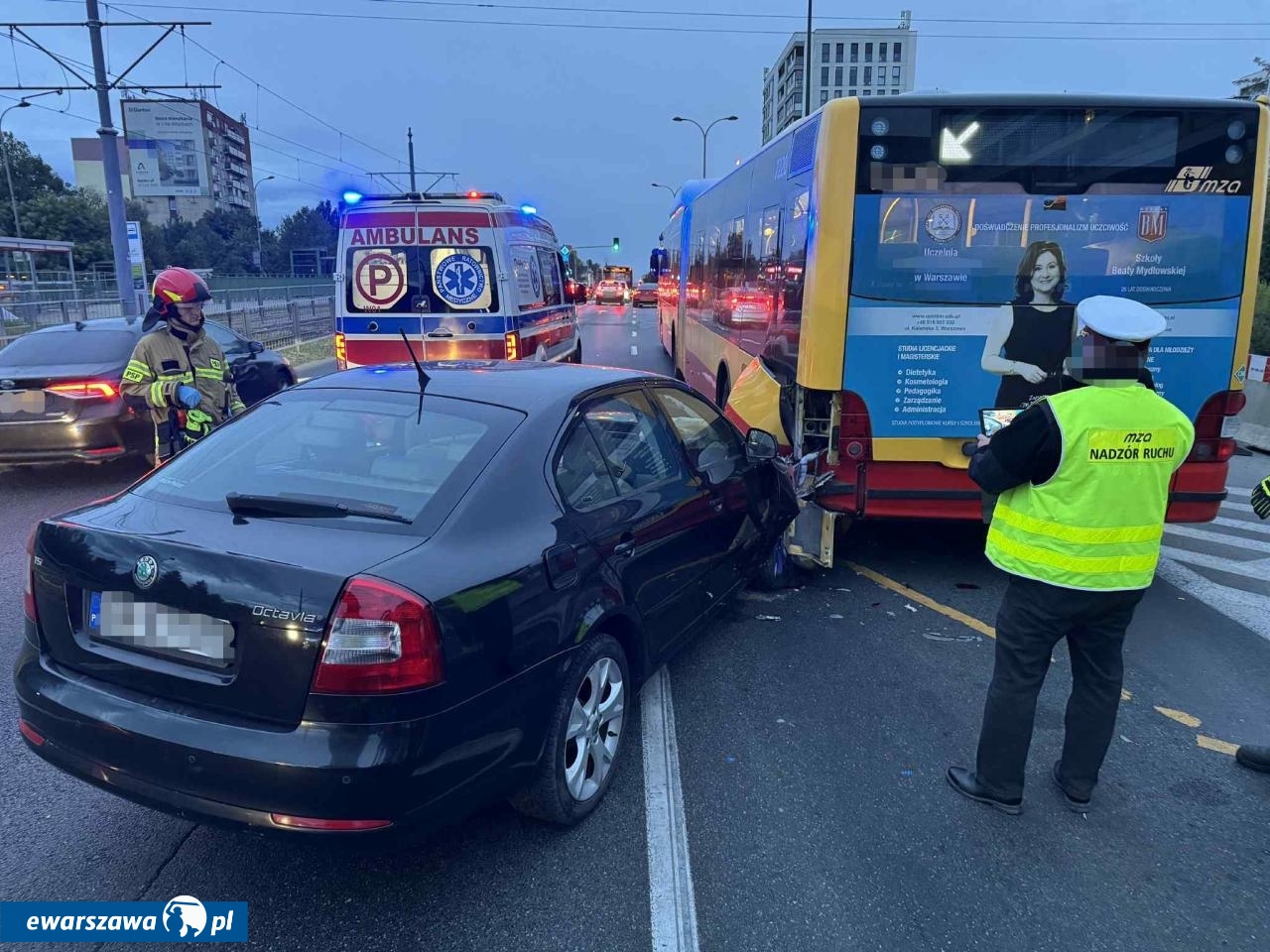 samochód wjechał w autobus | fot. x.com/PogRatunkoweWaw/