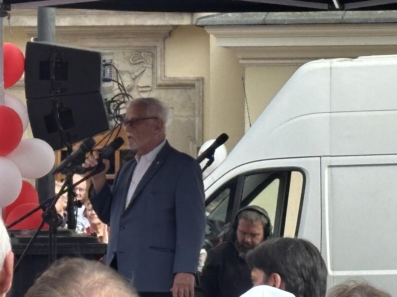 Jan Pietrzak na Placu Zamkowym w Warszawie | fot. Bartosz Pańczyk