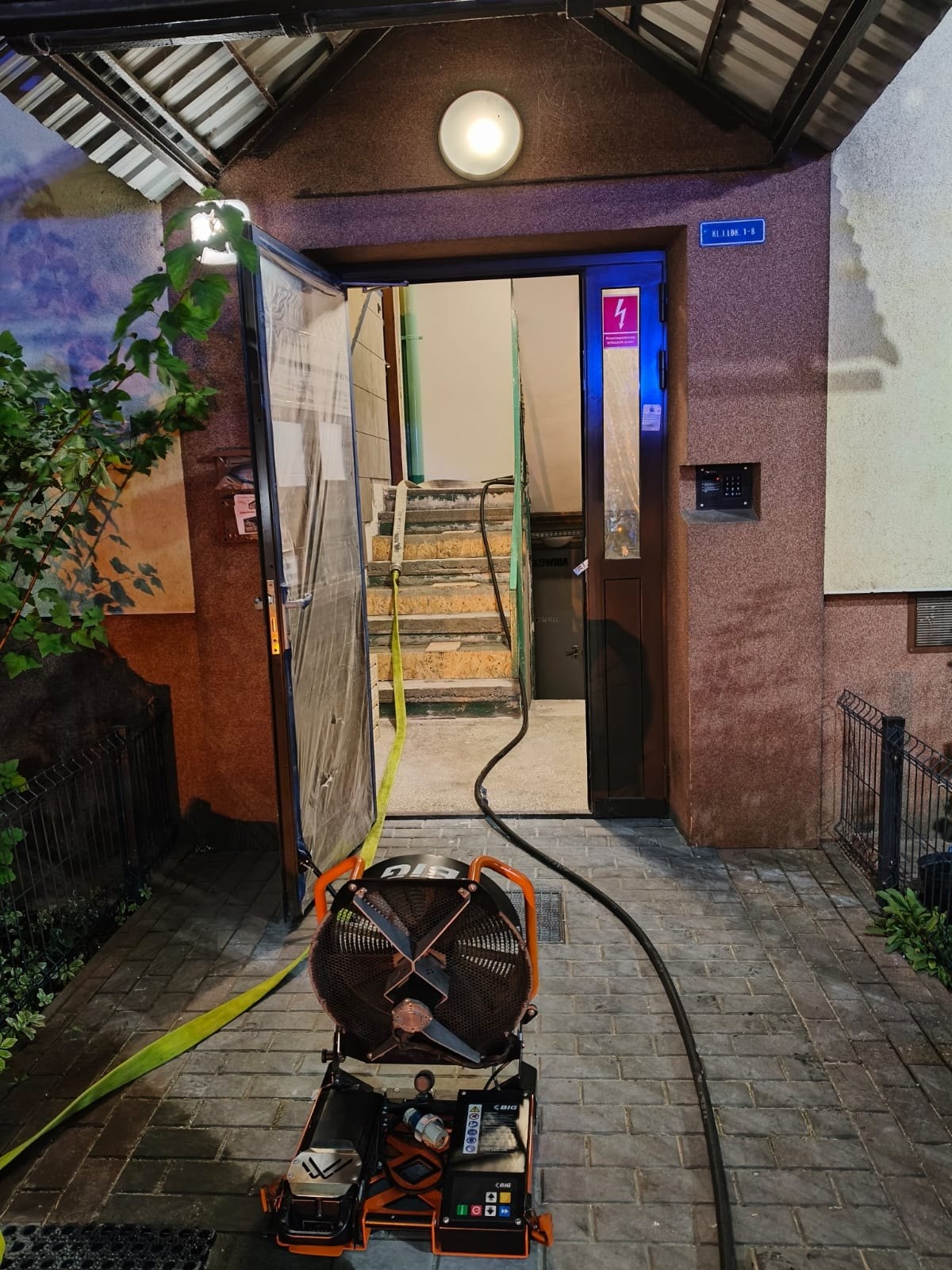 pożar w bloku przy ul. Wojska Polskiego w Nowym Dworze Mazowieckim | fot. facebook.com/ospndm