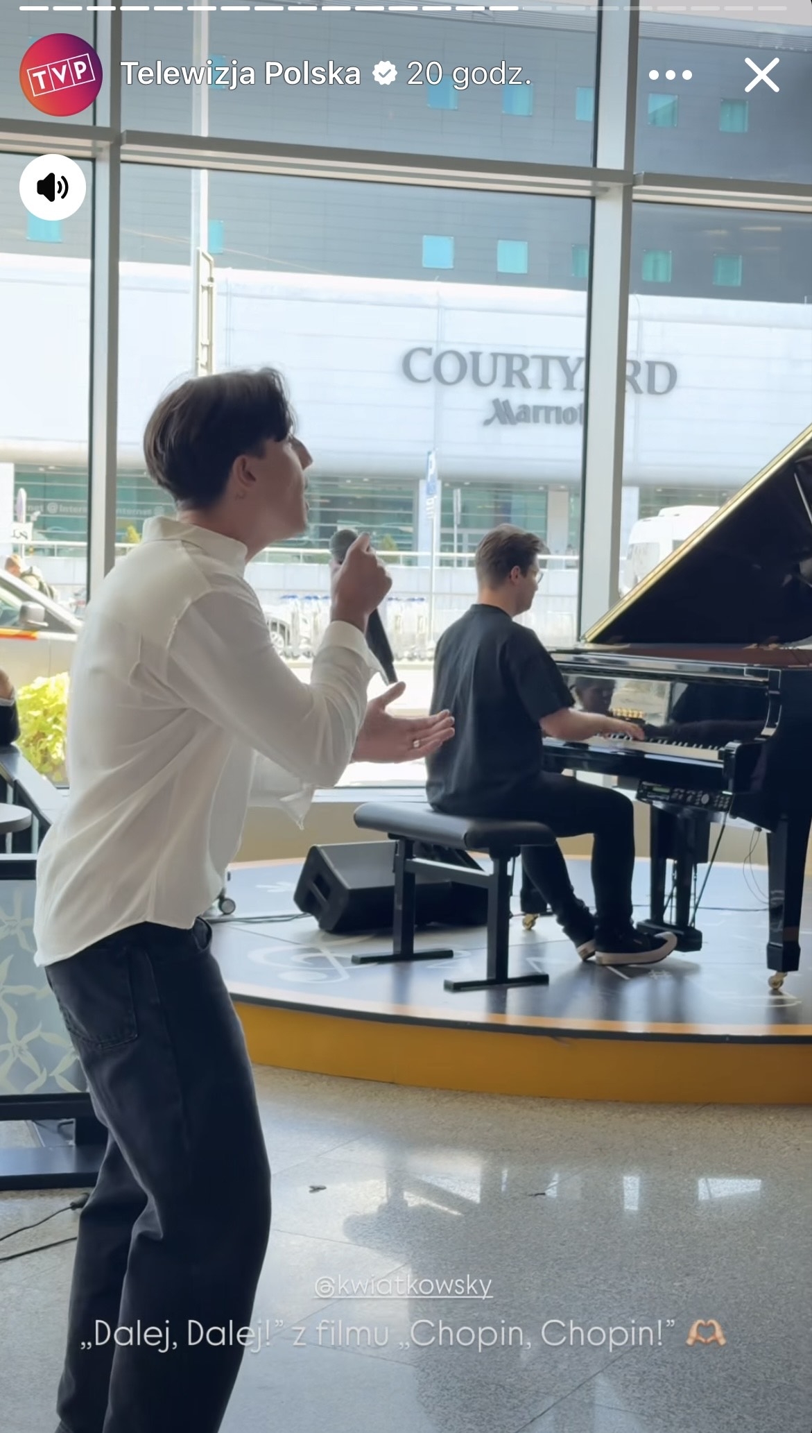 Dawid Kwiatkowski na lotnisku Chopina w Warszawie | fot. facebook.com/TelewizjaPolska