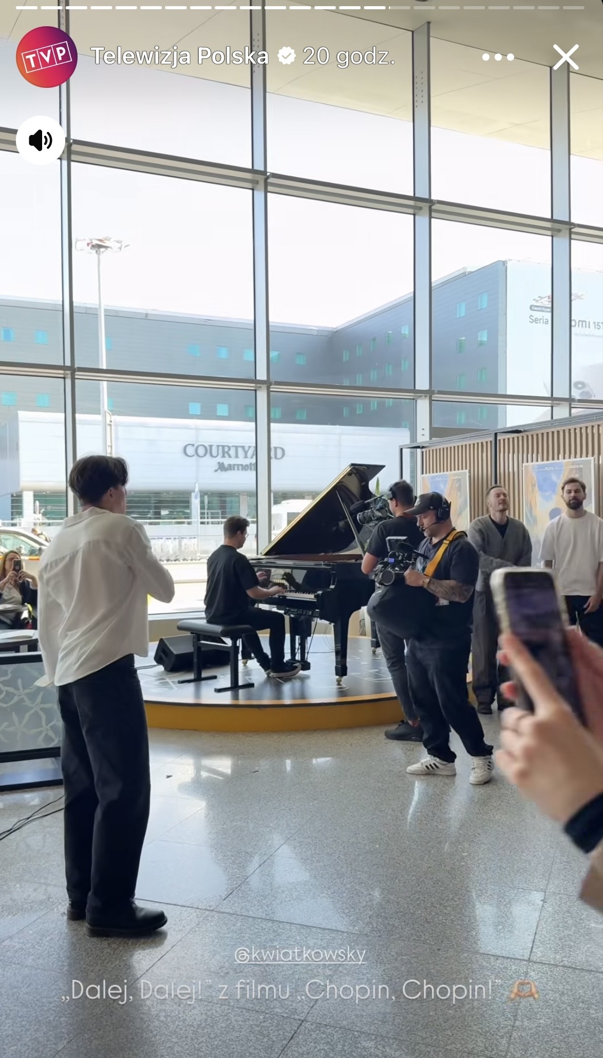 Dawid Kwiatkowski na lotnisku Chopina w Warszawie | fot. facebook.com/TelewizjaPolska