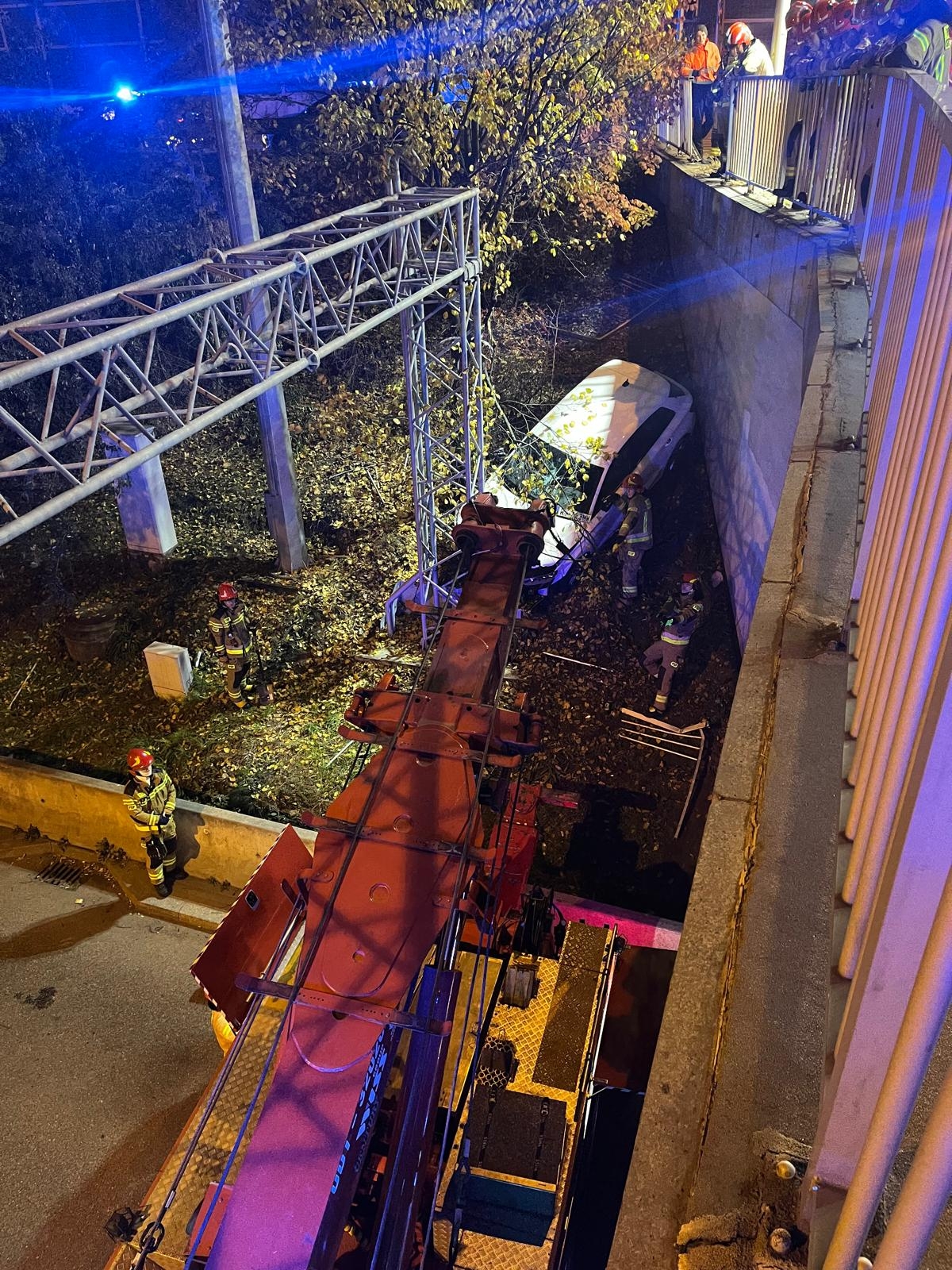 samochód spadł na nasyp wiaduktu | fot. Komenda Miejska PSP m.st. Warszawy