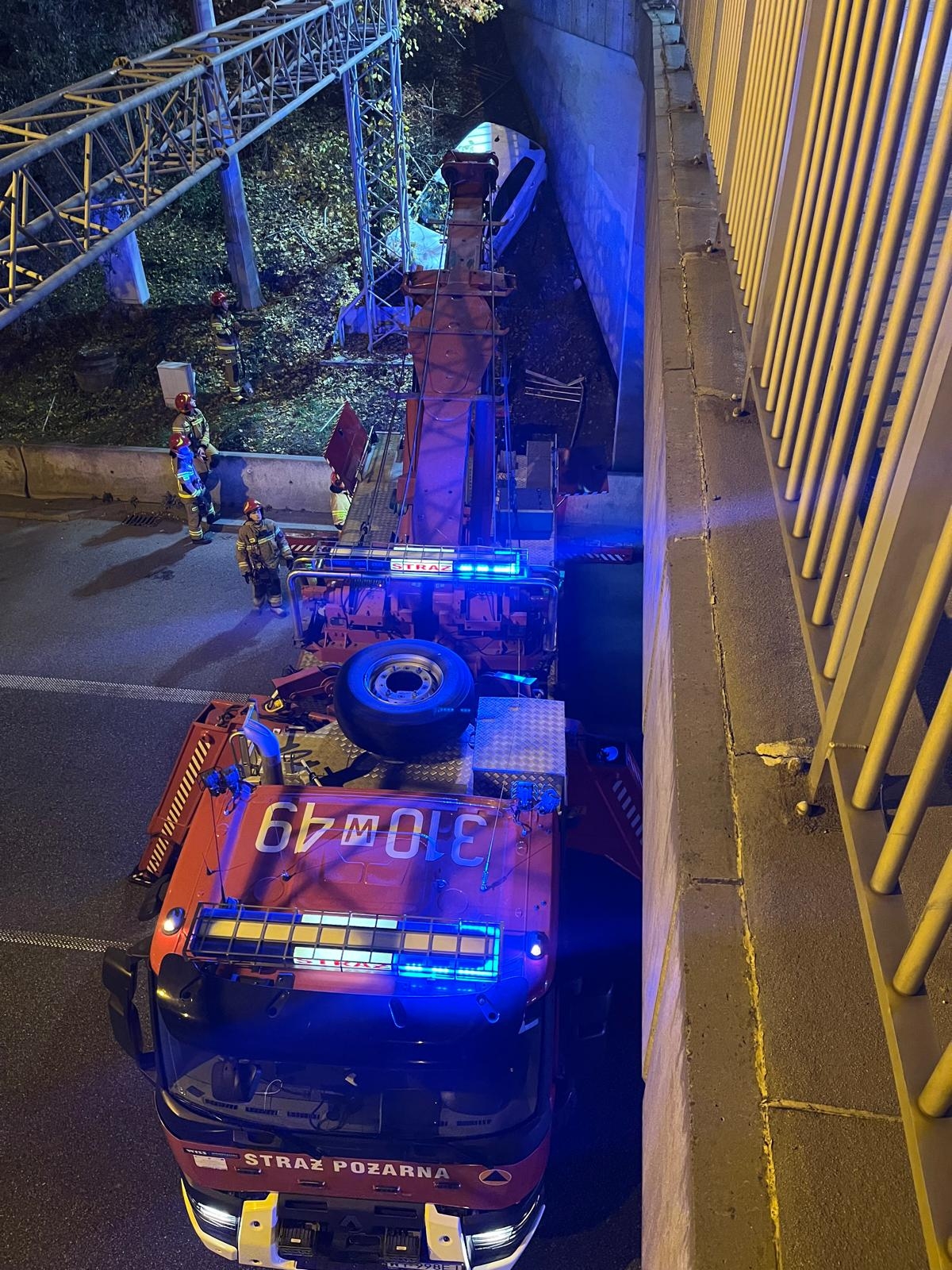 samochód spadł na nasyp wiaduktu | fot. Komenda Miejska PSP m.st. Warszawy