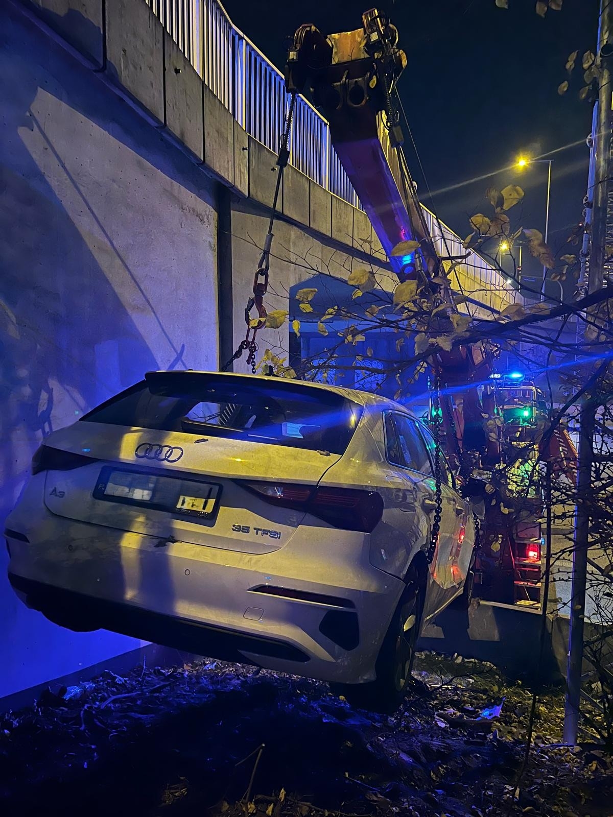 samochód spadł na nasyp wiaduktu | fot. Komenda Miejska PSP m.st. Warszawy