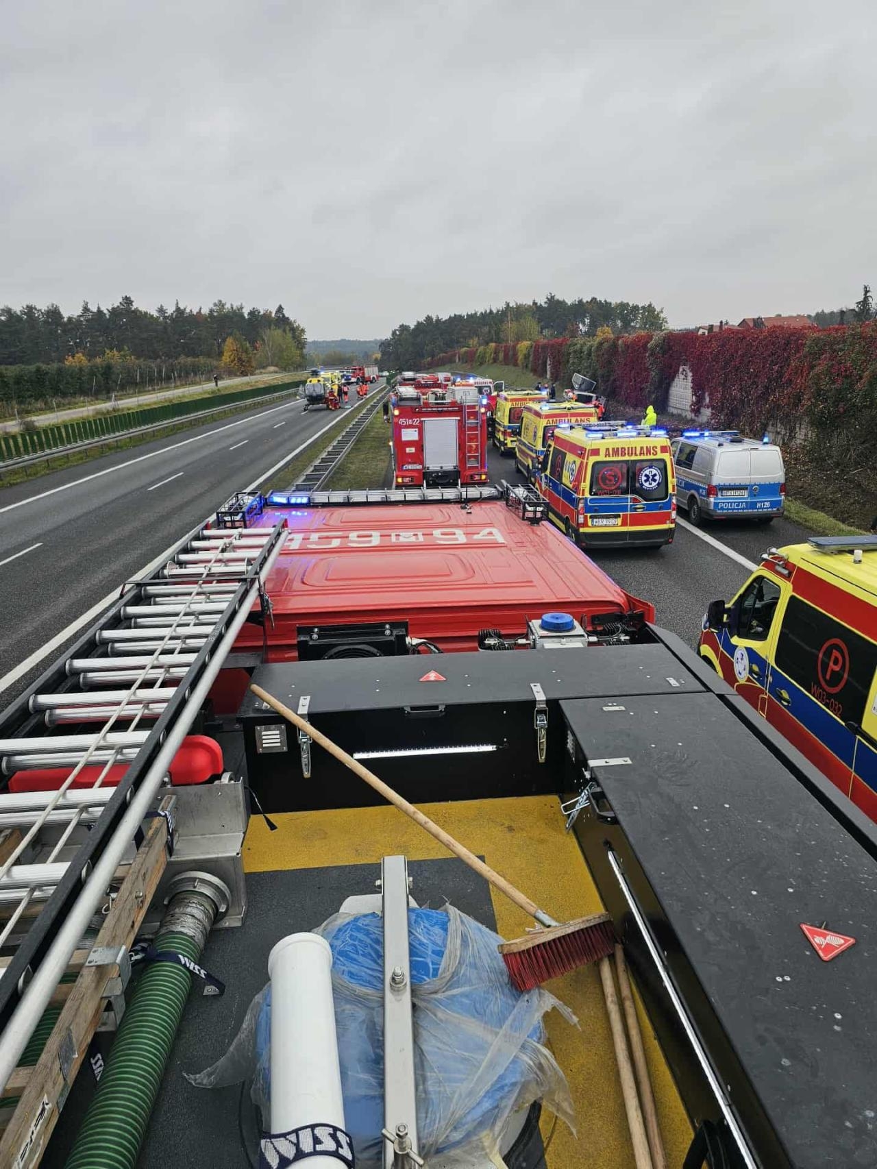 bus wpadł do rowu | fot. Ochotnicza Straż Pożarna w Grójcu -KSRG