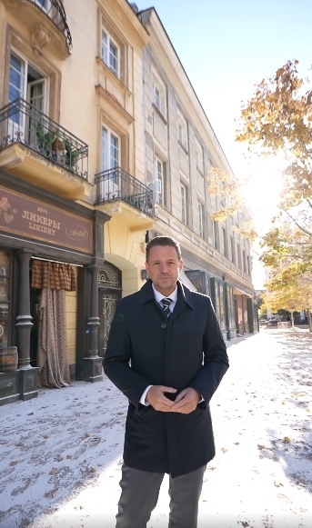 Rafał Trzaskowski na planie "Lalki" w Warszawie | fot. facebook.com/rafal.trzaskowski