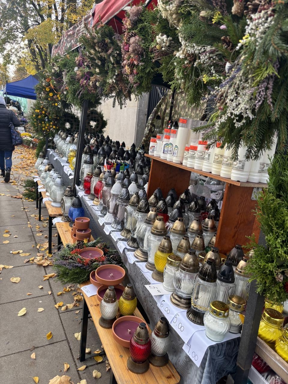 stoiska ze zniczami przed Powązkami w Warszawie | fot. Bartosz Pańczyk