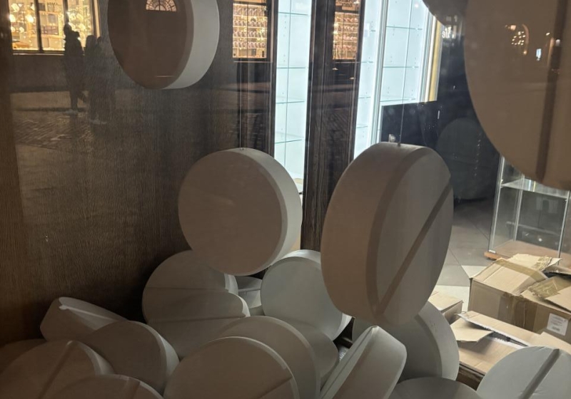 Zamknięta apteka na Starym Mieście w Warszawie | fot. Bartosz Pańczyk