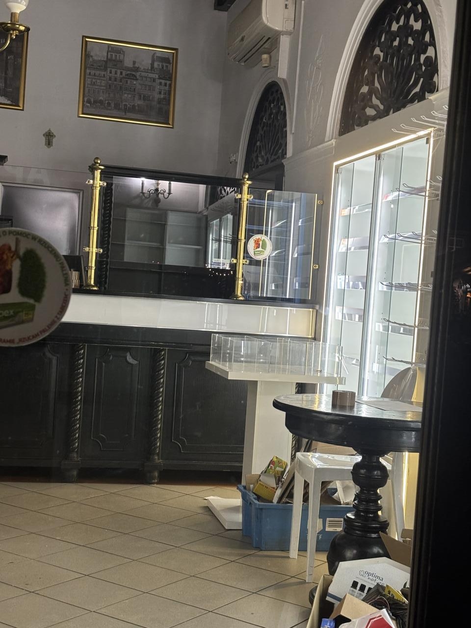 Zamknięta apteka na Starym Mieście w Warszawie | fot. Bartosz Pańczyk