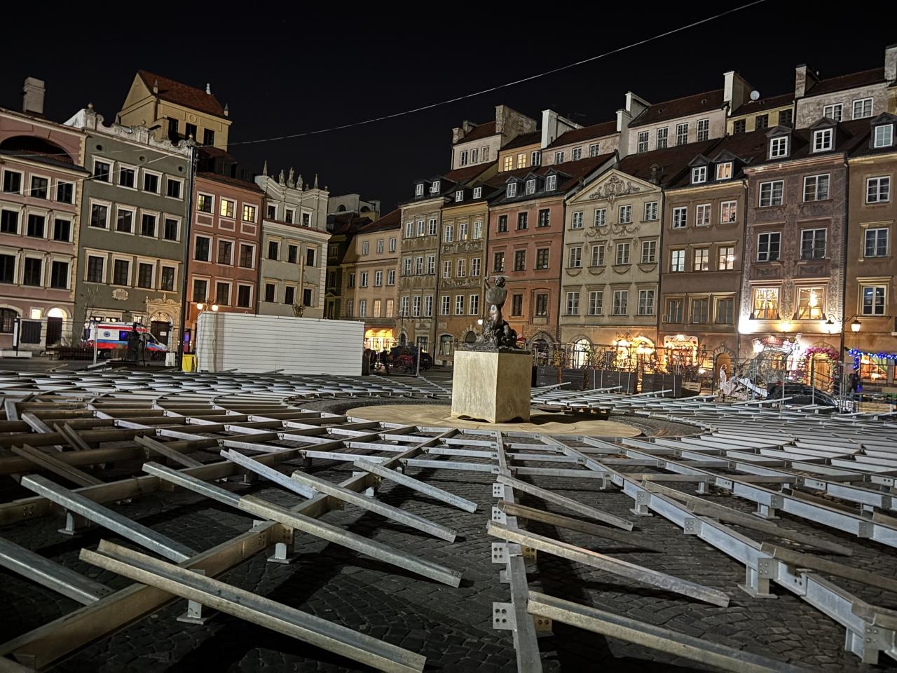 budowa lodowiska na Starym Mieście w Warszawie | fot. Bartosz Pańczyk