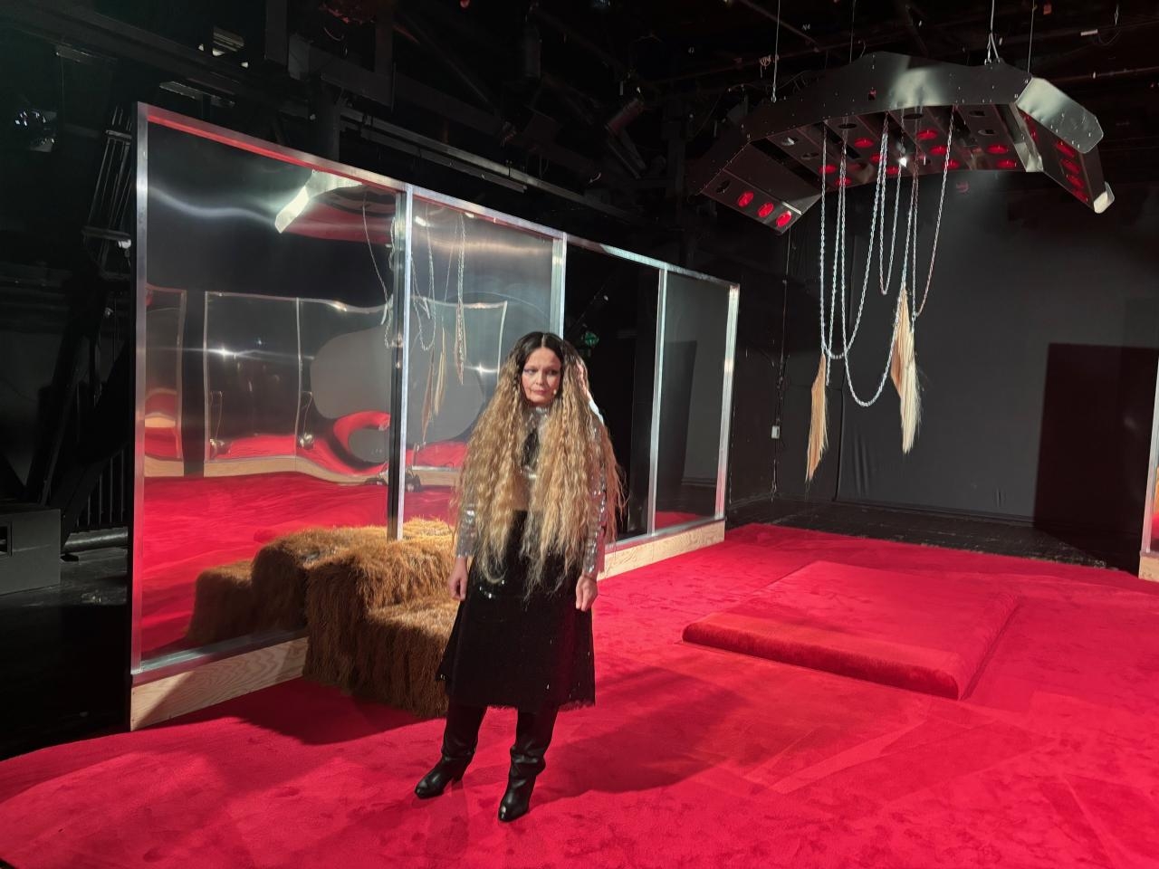 Dominika Ostałowska w spektaklu Teatru Studio "Nieśmiała dżokejka" | fot. Bartosz Pańczyk