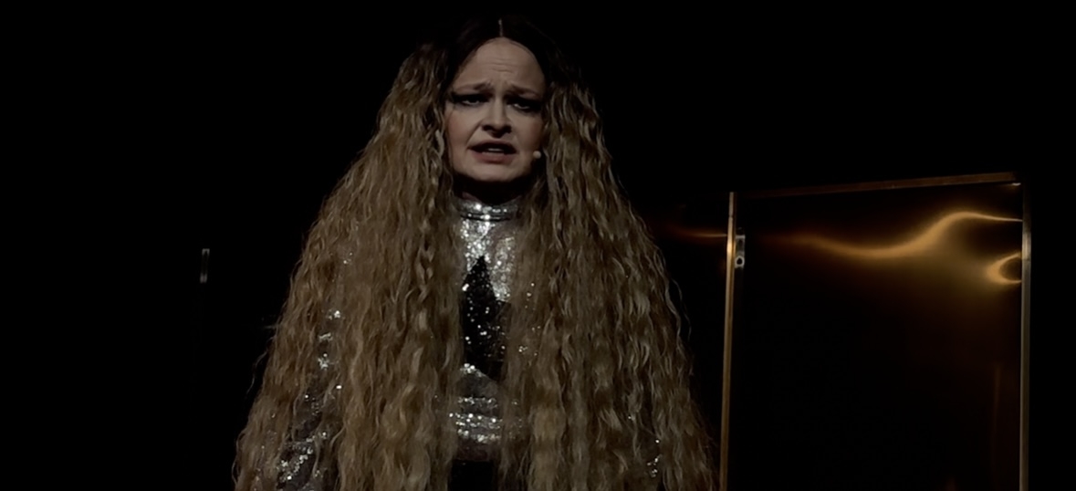 Dominika Ostałowska w spektaklu Teatru Studio "Nieśmiała dżokejka" | fot. Bartosz Pańczyk