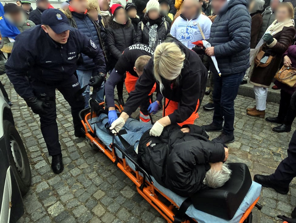 mężczyzna zasłabł na manifestacji w Warszawie | fot. ksp.policja.gov.pl