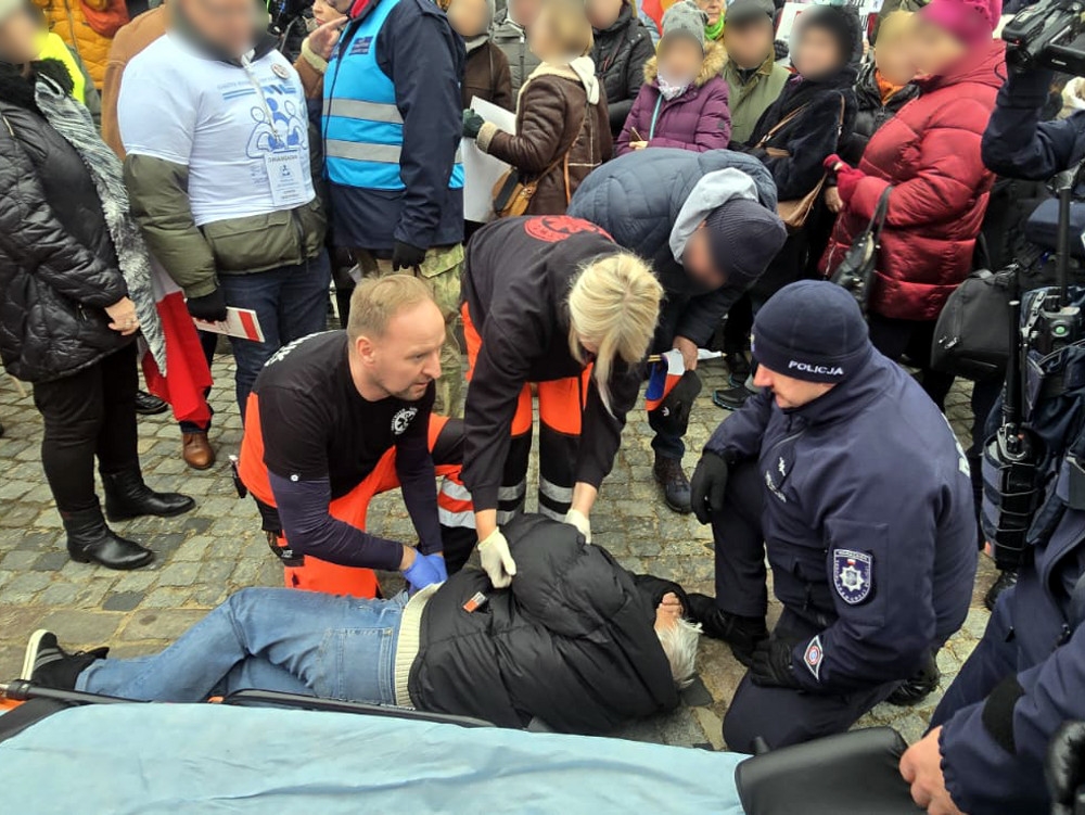 mężczyzna zasłabł na manifestacji w Warszawie | fot. ksp.policja.gov.pl