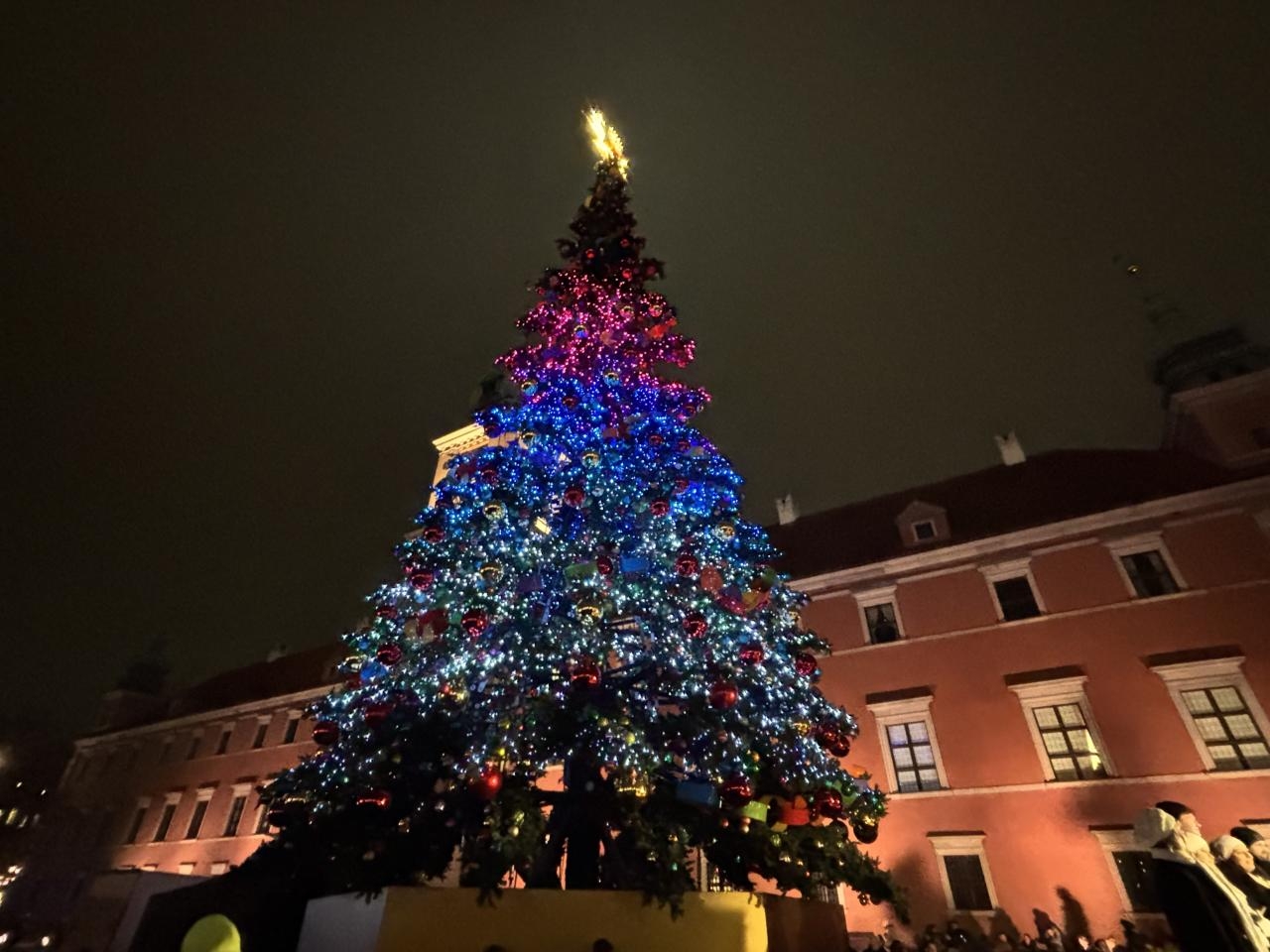 Rozświetlenie choinki na Starym Mieście w Warszawie w 2025 roku | fot. Bartosz Pańczyk