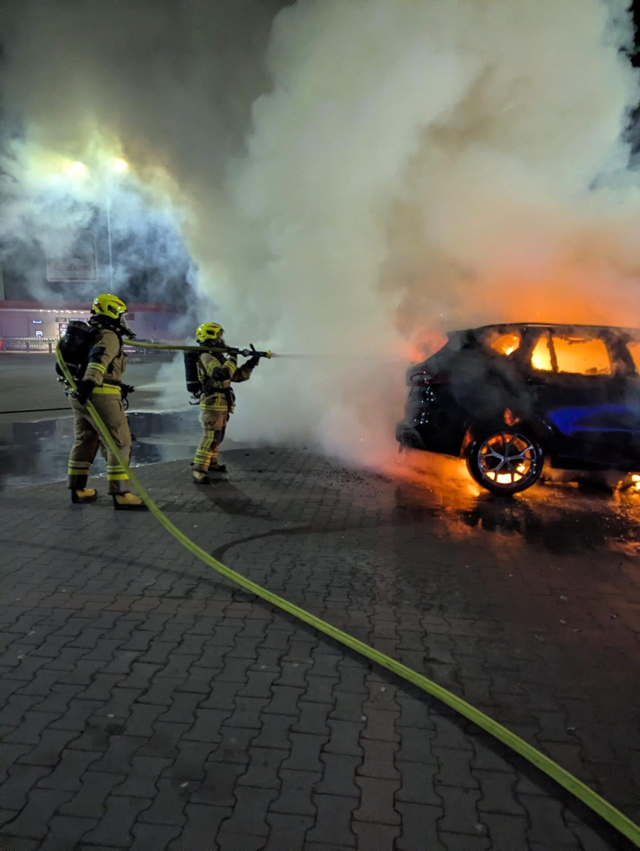 pożar dwóch samochodów BMW na parkingu | fot. Komenda Powiatowa PSP w Nowym Dworze Mazowieckim
