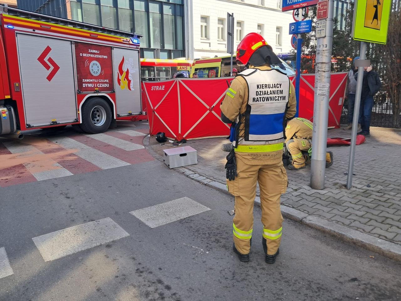 Skuter zderzył się z autem przy ul. Szwedzkiej w Warszawie | fot. facebook.com/kmpspwarszawa