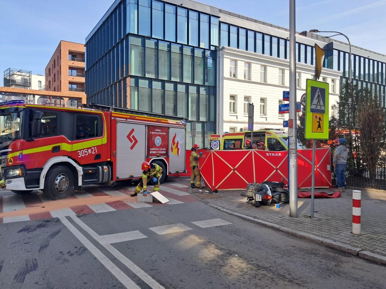 Skuter zderzył się z autem przy ul. Szwedzkiej w Warszawie | fot. facebook.com/kmpspwarszawa